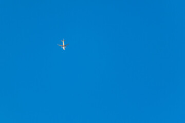 Fototapeta premium 青空と白い飛行機