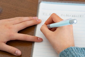 宿題をする小学生の手元アップ