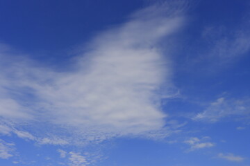 澄み渡る青空と曇り空