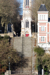 Escalier double menant à une église située sur une butte dominant la Loire, et partie de la...