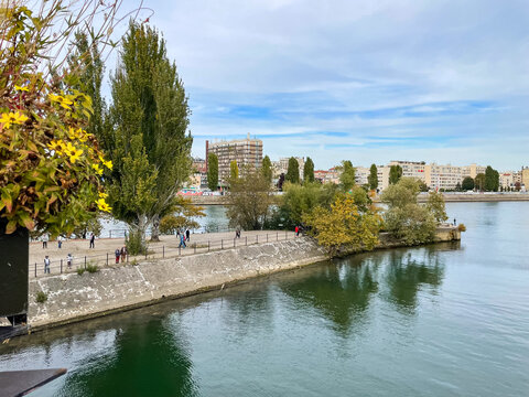View of Parc de l&rsquo;&icirc;le de la Jatte in Levallois-Perret, France