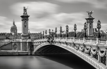 Pont Alexandre III Brug over de rivier de Seine met uitzicht op de Invalides in Black &amp  White (UNESCO-werelderfgoed). 7e arrondissement, Parijs, Frankrijk