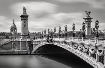 Keuken foto achterwand Pont Alexandre III Pont Alexandre III Brug over de rivier de Seine met uitzicht op de Invalides in Black &amp  White (UNESCO-werelderfgoed). 7e arrondissement, Parijs, Frankrijk