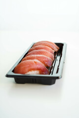 Bandeja con seis piezas de sushi. Nigiris de atun.