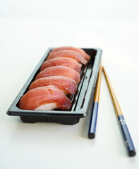 Bandeja con seis piezas de sushi. Nigiris de atun.