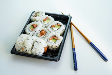 Bandeja con piezas variadas de sushi. California roll.