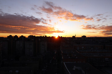 paisaje urbano de ciudad al atardecer