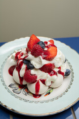 pavlova fruits rouges