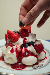 pavlova fruits rouges