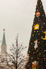 Obraz na płótnie Canvas christmas tree with snow