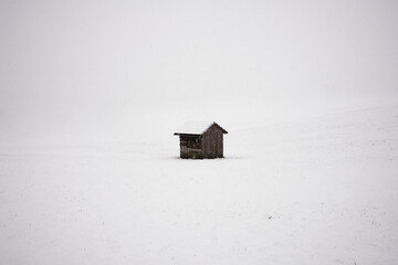 Kleine Hütte im Schnee