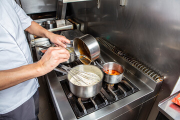 Chef en cuisine, poisson et crème, 