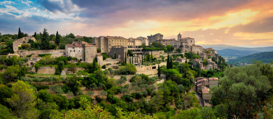 Obraz premium Panorámica al atardecer de Gordés, La Provenza (Francia)