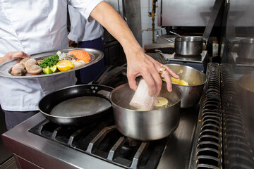 Chef en cuisine, poisson et crème, 