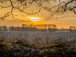 Sonnenaufgang über dem Acker