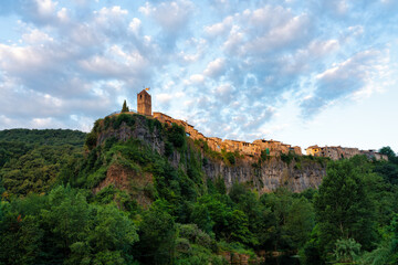 Obraz premium view of the rock that supports the medieval village of Castellfollit de la Roca in Catalonia, Spain.