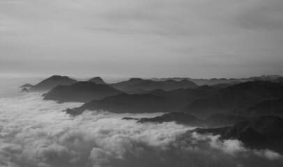 Nubi sotto le montagne