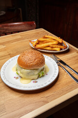 burger, frites, repas, chèvre, miel, noix, poire, bœuf, 