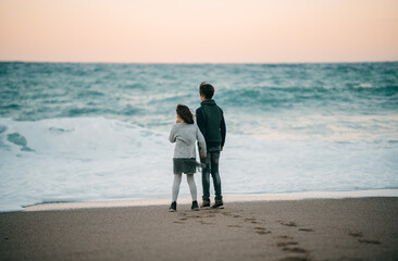 hermanos de espaldas