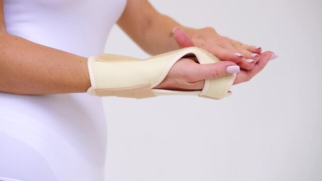 Retainer for a quick recovery and the pain in the wrist.