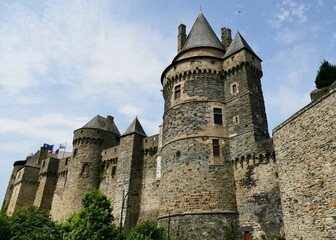 Fototapeta na wymiar Remparts et tours du château de Vitré 