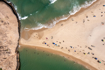 Linda vista aérea da praia da Macumba, no Recreio dos Bandeirantes, Rio de Janeiro, mostrando a estreita faixa de areia que liga à montanha e divide a praia do Recreio da praia da Macumba. - obrazy, fototapety, plakaty