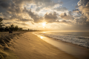 Linda vista do nascer do sol na praia do Recreio, no Recreio dos Bandeirantes, Rio de Janeiro, mostrando a areia quase intocada.