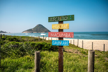 Linda vista da praia da Macumba no Recreio, Rio de Janeiro, mostrando detalhe da placa com nomes...