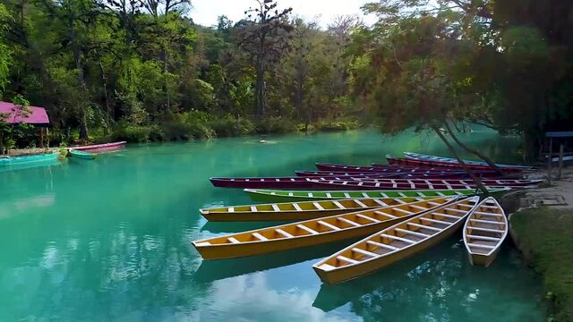 Rio color azul en M&eacute;xico