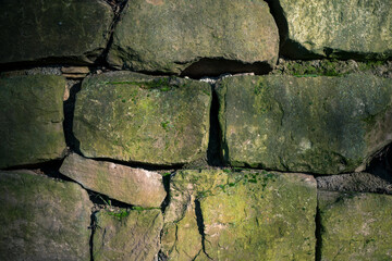 Eine mit Moos bedeckte alte Steinmauer