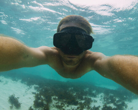 selfie doing free dive in mexico