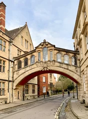 Stickers pour porte Pont des Soupirs Hertford Bridge known as the Bridge of Sighs, is a skyway joining two parts of Hertford College, UK