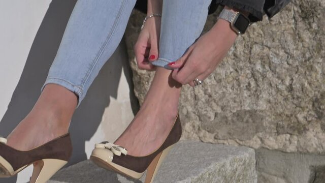  Modella posa con Occhiali in 8K