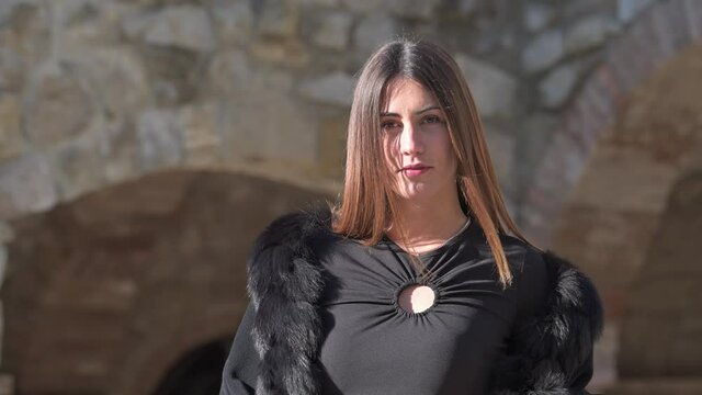  Modella posa con Occhiali in 8K