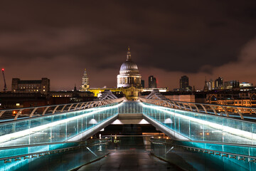 Obraz premium Millennium bridge and dome of St. Paul's Cathedral in London