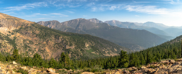 Fototapeta na wymiar Mountains and valleys in Rocky Mountain National Park 
