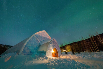 Night starry view of a ice dome in Chena Hot Springs Resort - obrazy, fototapety, plakaty
