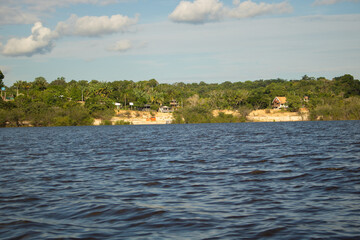 Casas na beira do Rio Negro