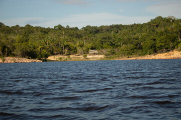 Fototapeta na wymiar Casa na beira do Rio Negro
