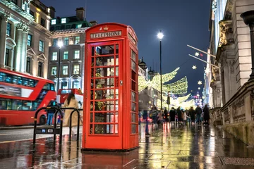 Foto op Plexiglas Rode telefooncel in Londen tijdens het kerstseizoen. Engeland © Pawel Pajor