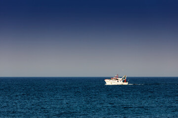 Boot auf dem Mittelmeer fährt Richtung Hafen