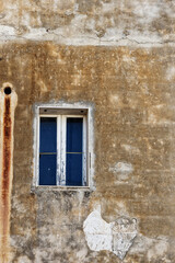 Einzelnes Fenster in einer mediterranen Hauswand