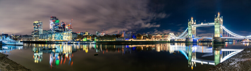 Fototapeta premium Tower Bridge and financial district of London at night. England