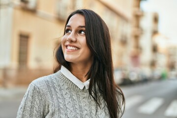 Fototapeta premium Young hispanic woman smiling happy standing at the city.