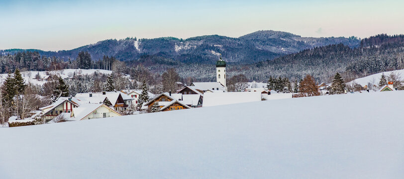 Dorfkirche von Maierh&ouml;fen im Allg&auml;u, Bergsicht im Allg&auml;u, Banner, Bannergr&ouml;&szlig;e, Hintergrund, Winter im Allg&auml;u, schneebedeckt, 