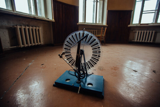 Old Electrostatic Machine, Wimshurst Generator In Abandoned School