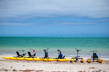 Praia tranquila e de boa prática de esportes, como pedalar em alto mar com as bicicletas...