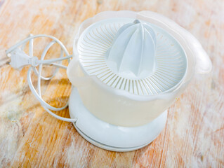 Preparation of orange juice with electric juicer