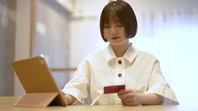 オンラインショッピングをする女性