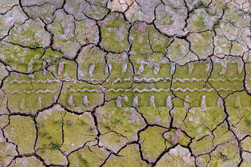 The effect of car tires on cracked ground